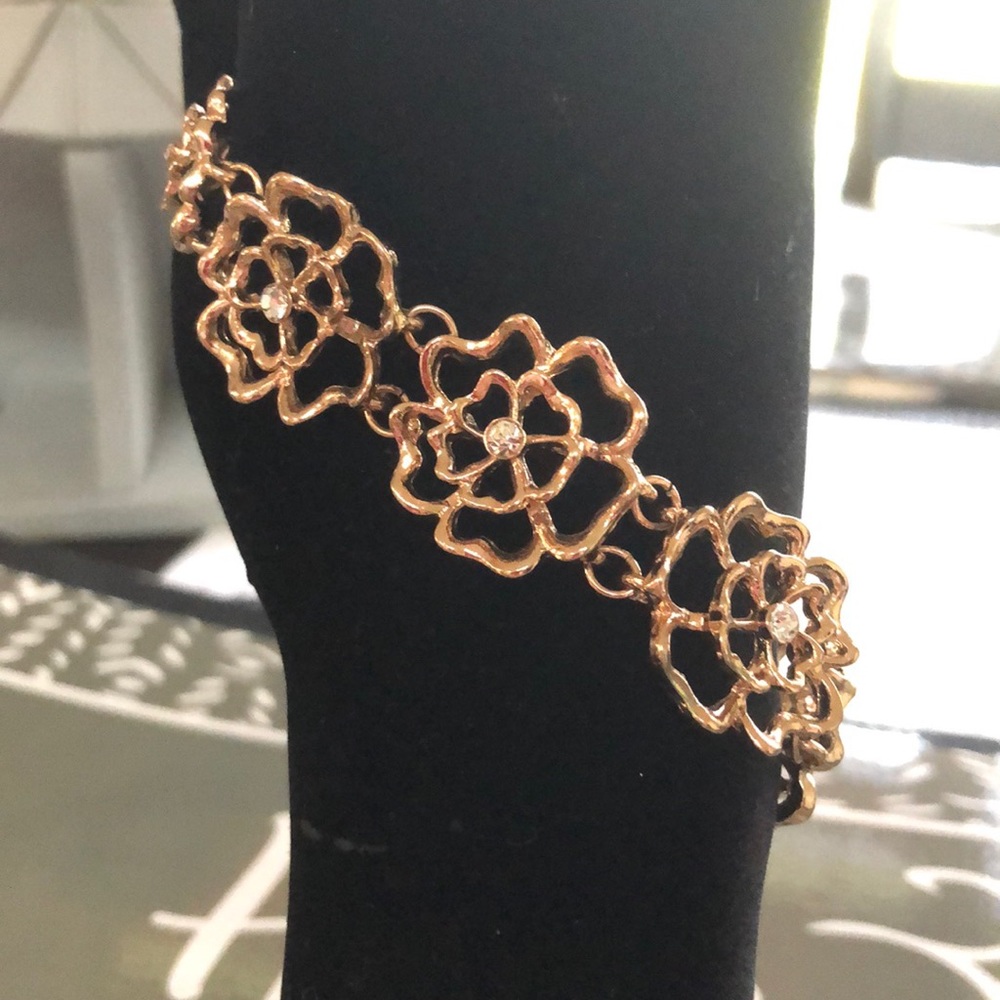 Gold tone flower bracelet